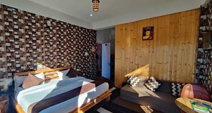 Surrounded by Mountains Deluxe Room- King size bed