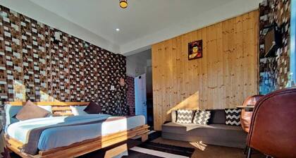 Surrounded by Mountains Deluxe Room- King size bed