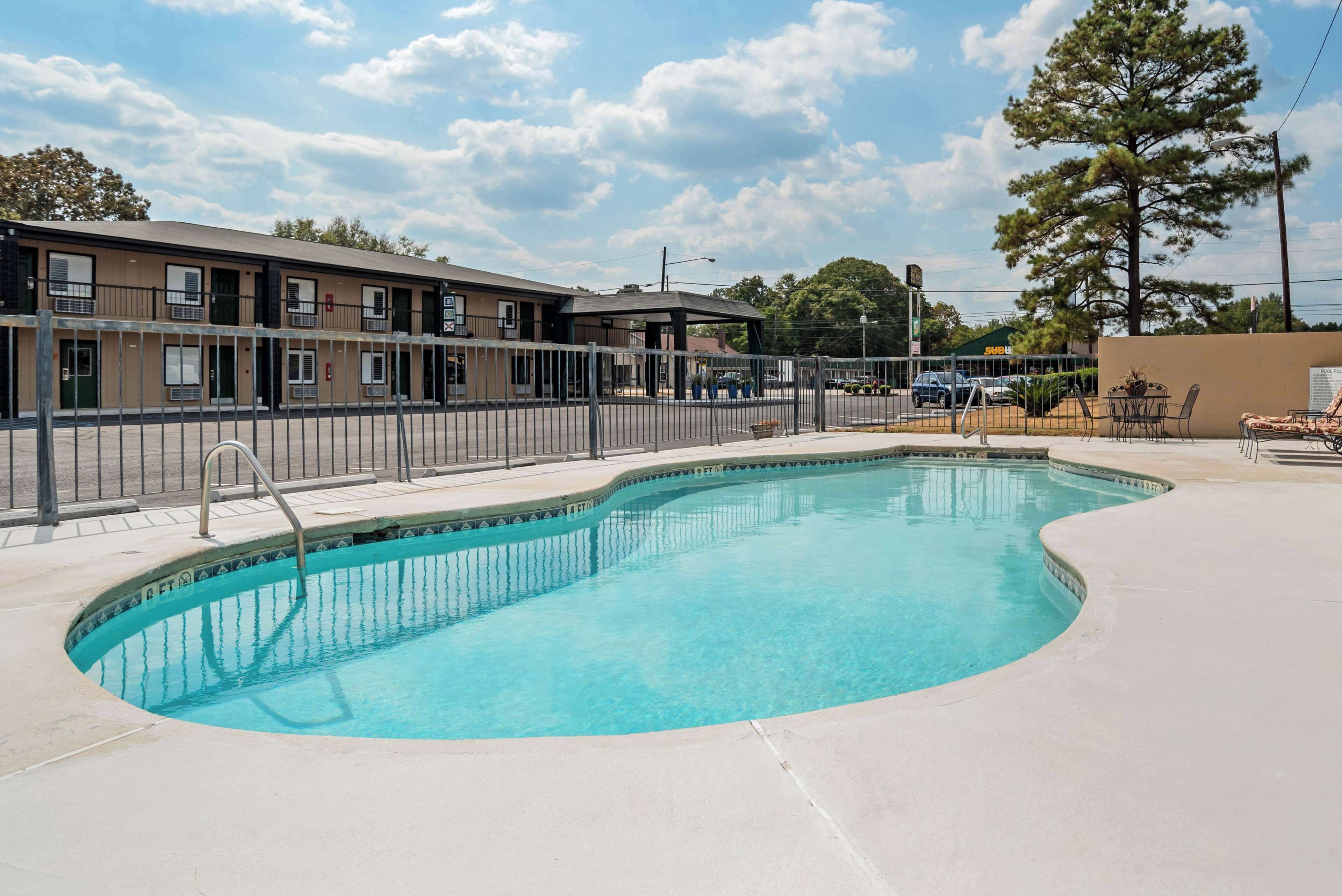 Een seizoensgebonden buitenzwembad