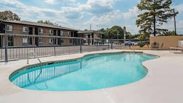 Een seizoensgebonden buitenzwembad