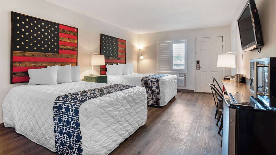 Super 8 by Wyndham Daleville/Fort Novosel