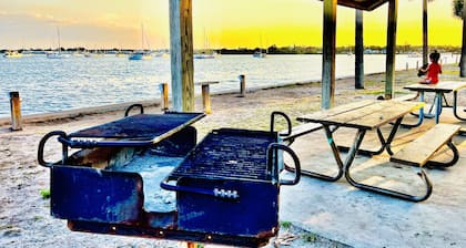 Dow Town Jensen Beach📍WALK to the SEA in 2 minute. Walk to Publix Super Markets