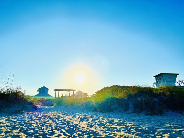 Nær stranden og solsenger