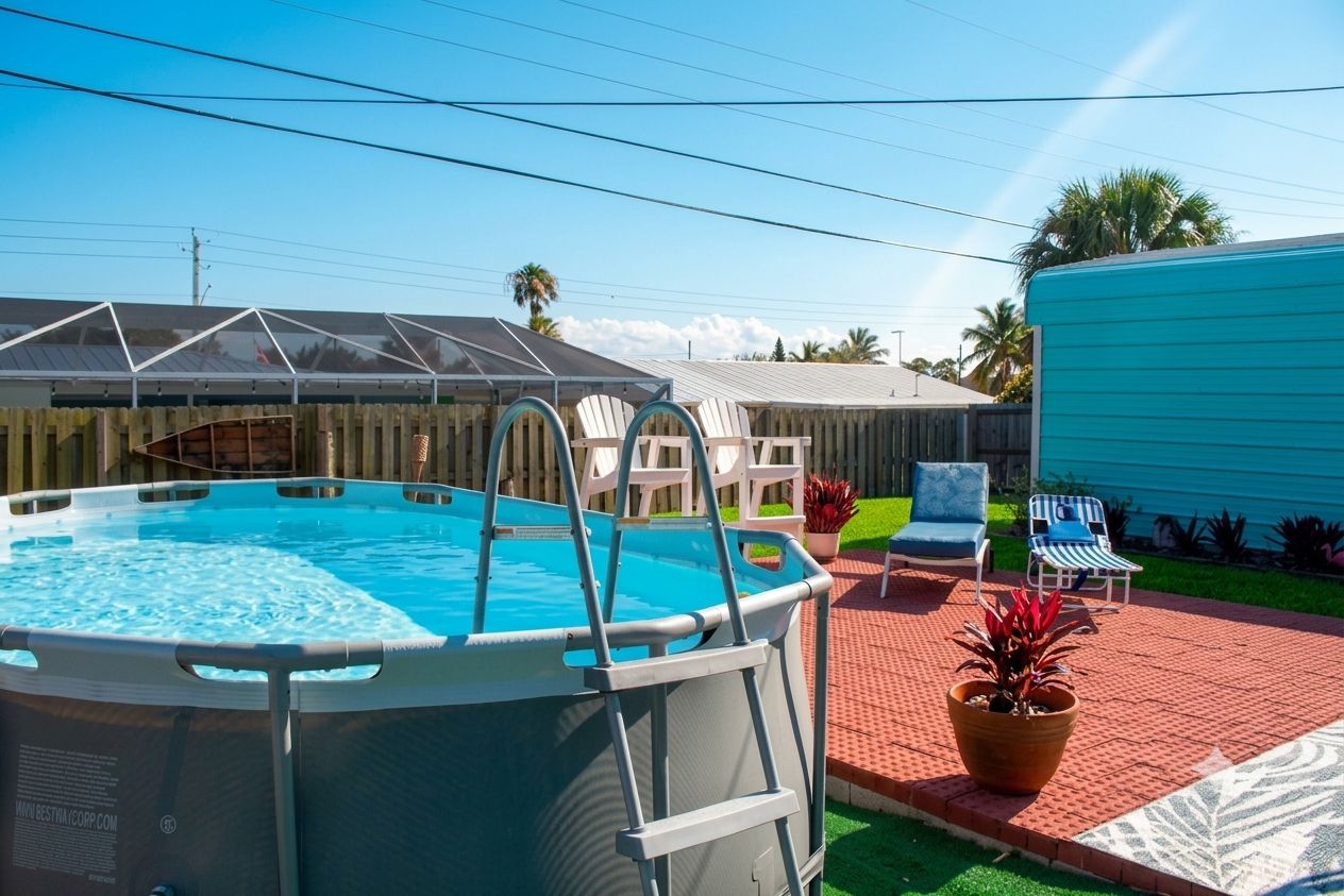 Una piscina al aire libre