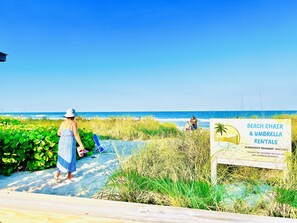 Perto da praia, espreguiçadeiras 