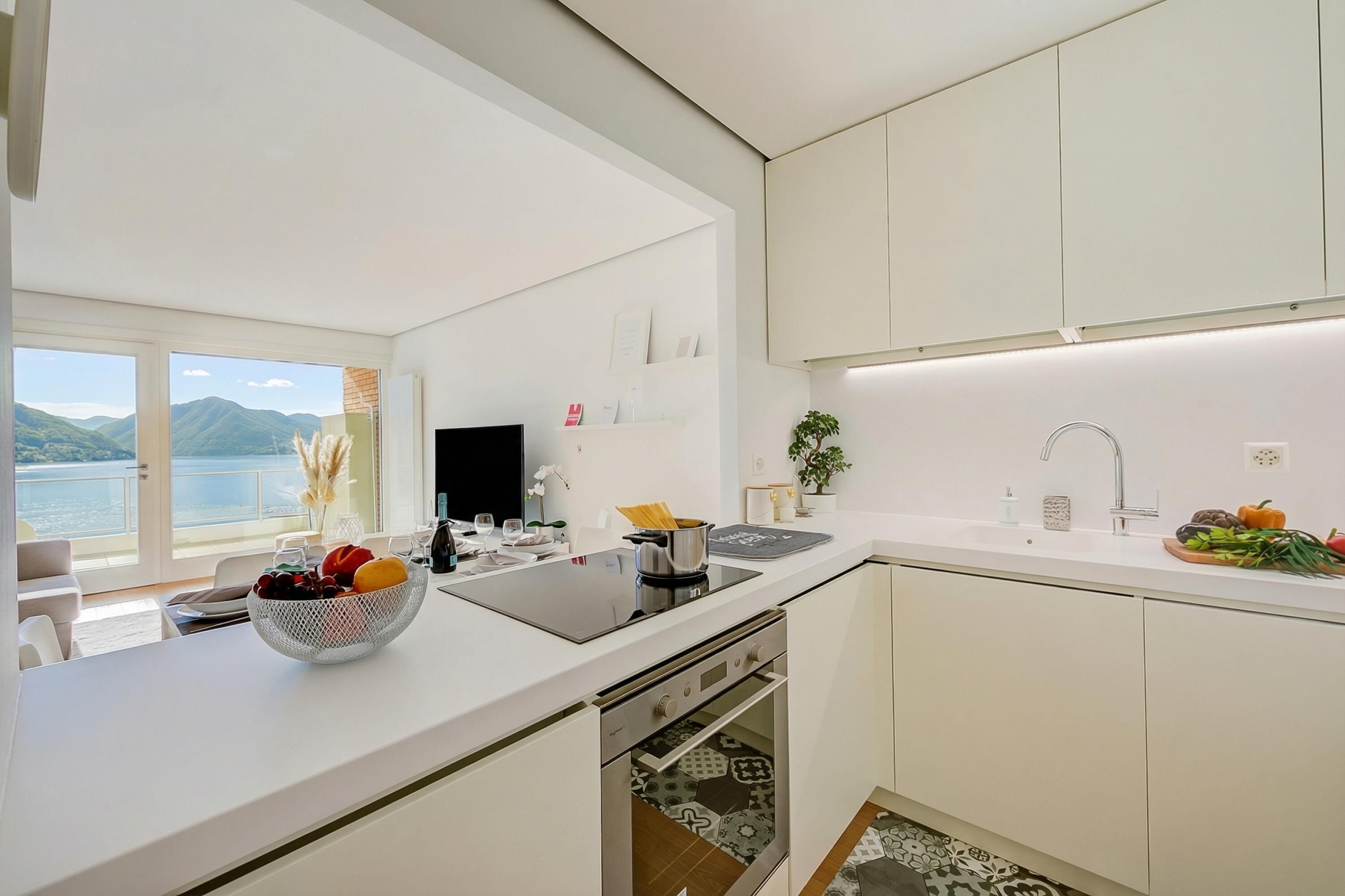 Wasserkocher mit Kaffee-/Teezubehör, Kühlschrank, Mikrowelle, Ofen