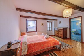 2 makuuhuonetta, kannettavalle tietokoneelle sopiva työtila