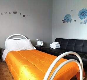 2 habitaciones, tabla de planchar con plancha, internet y ropa de cama