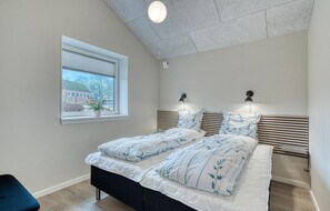 4 bedrooms, travel cot, free WiFi - Beautiful home in Varde with kitchen (Varde)