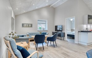 TV - Beautiful home in Varde with kitchen (Varde)