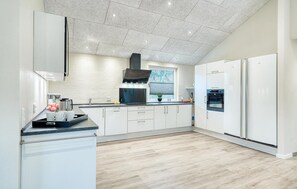 Kühlschrank, Geschirrspüler, Wasserkocher mit Kaffee-/Teezubehör