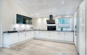 Fridge, dishwasher, coffee/tea maker - Beautiful home in Varde with kitchen (Varde)