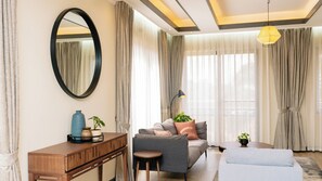 Apartament Deluxe | Sala d'estar | Televisor intel·ligent de 65 polzades amb canals digitals i televisor 