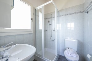 Dusj, hårføner og håndklær