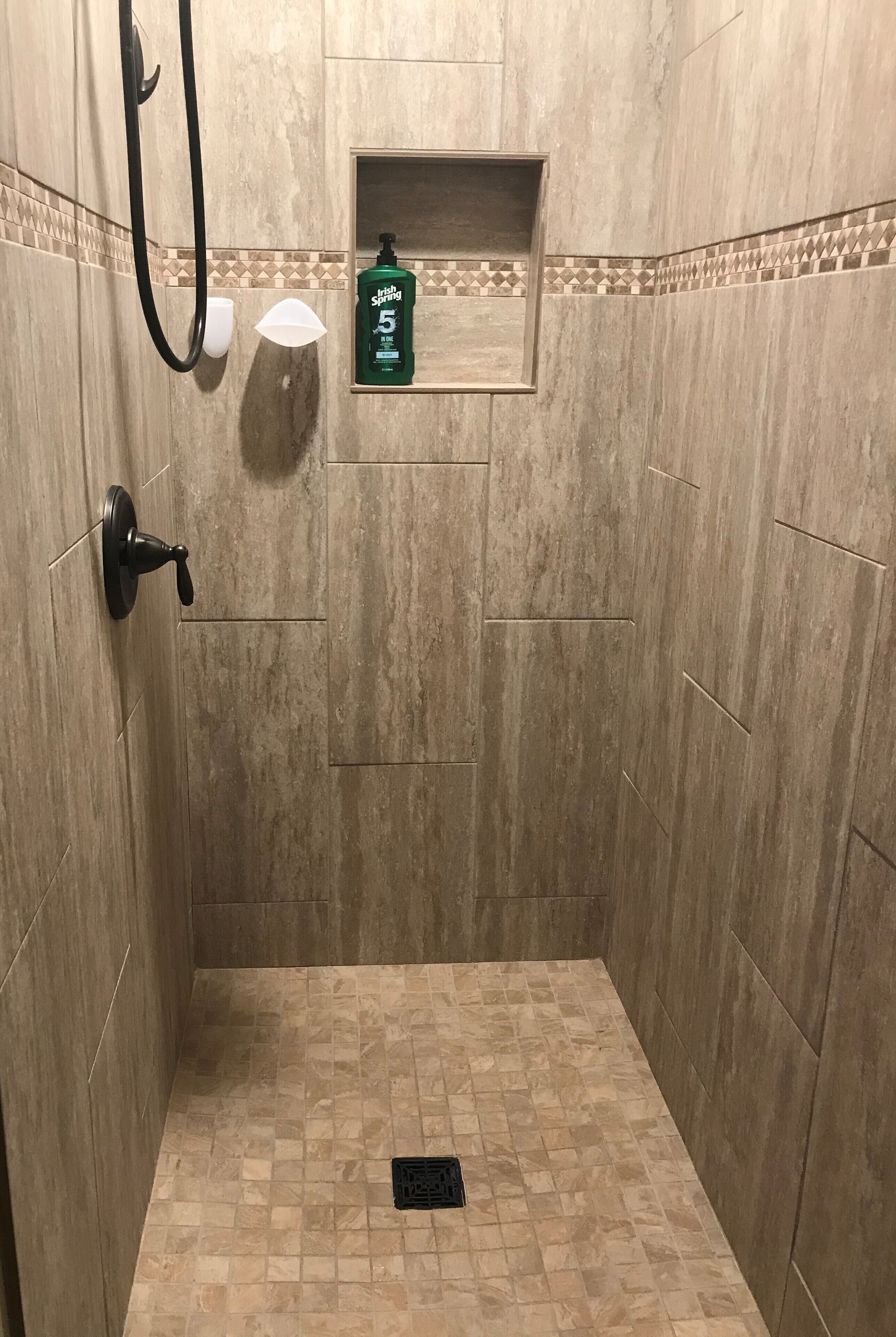 Douche, serviettes fournies, savon, shampoing