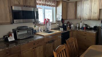 Réfrigérateur, micro-ondes, lave-vaisselle, cafetiÚre/bouilloire