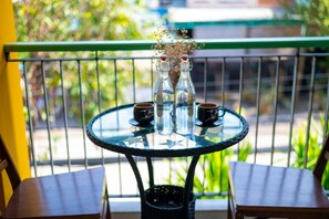 Quarto casal luxo, sacada | Opções para refeição no quarto