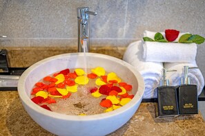 シャワー、水圧マッサージシャワー、バスアメニティ (無料)、ヘアドライヤー