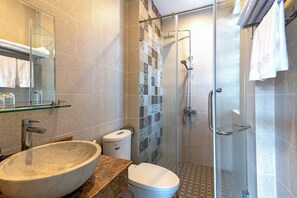 Shower, hydromassage showerhead, free toiletries, hair dryer - HOIANIAN CENTRAL VILLA (Da Nang)