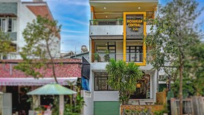 A two-story building with a sign reading "HOIARIAN CENTRAL Villa". - HOIANIAN CENTRAL VILLA (Da Nang)
