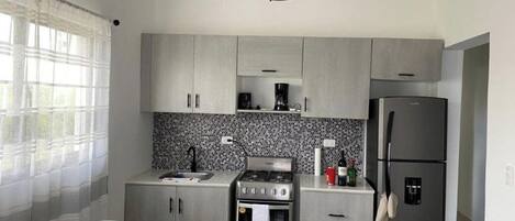 Jääkaappi, liesi, kahvin-/teenkeitin, leivänpaahdin