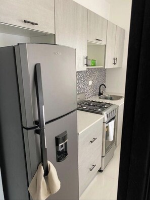 Kühlschrank, Herdplatte, Wasserkocher mit Kaffee-/Teezubehör, Toaster