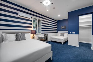 7 bedrooms, iron/ironing board, travel crib, free WiFi - The Estate- Beautiful home with heated pool and pontoon boat. (Glendale)