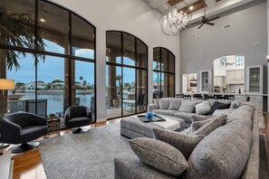 Una Smart TV, una chimenea, libros