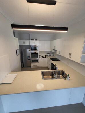 Apartment | Private kitchen | Full-size fridge, microwave, oven, stovetop - Central Motel Mooloolaba Apartments (Mooloolaba)