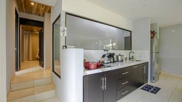 Coffee/tea maker, microwave, stovetop, toaster