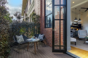 Outdoor dining - The Devlin-Luxury Garden Apt - Walk To Footy & CBD (Geelong)