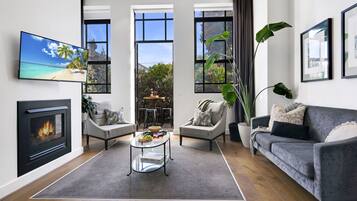 Smart TV, fireplace
