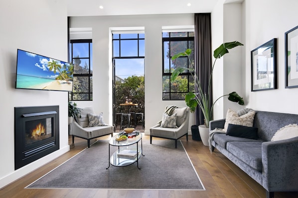 Smart TV, fireplace