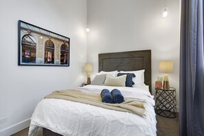 2 habitaciones, tabla de planchar con plancha y cuna de viaje 
