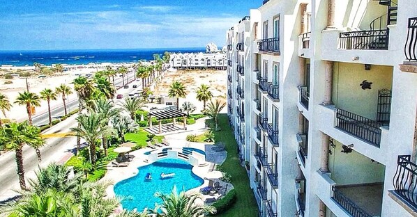 Alberca al aire libre y alberca climatizada