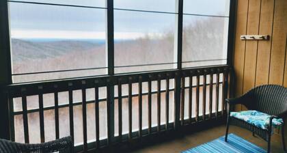 2 Miles to Downtown Gatlinburg |Fireplace, Pool, Hot Tub, Sauna *Free Show Tickets!
