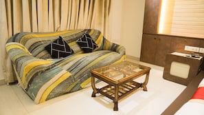 Tabla de planchar con plancha, wifi gratis y ropa de cama 
