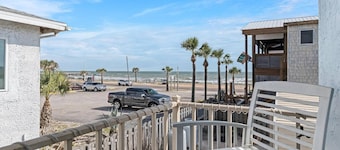 Pirate Beach Hideaway | Flagler Beach | Short Walk To The Beach & Restaurants | WiFi