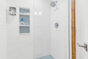 Douche, sĂšche-cheveux, serviettes fournies, shampoing