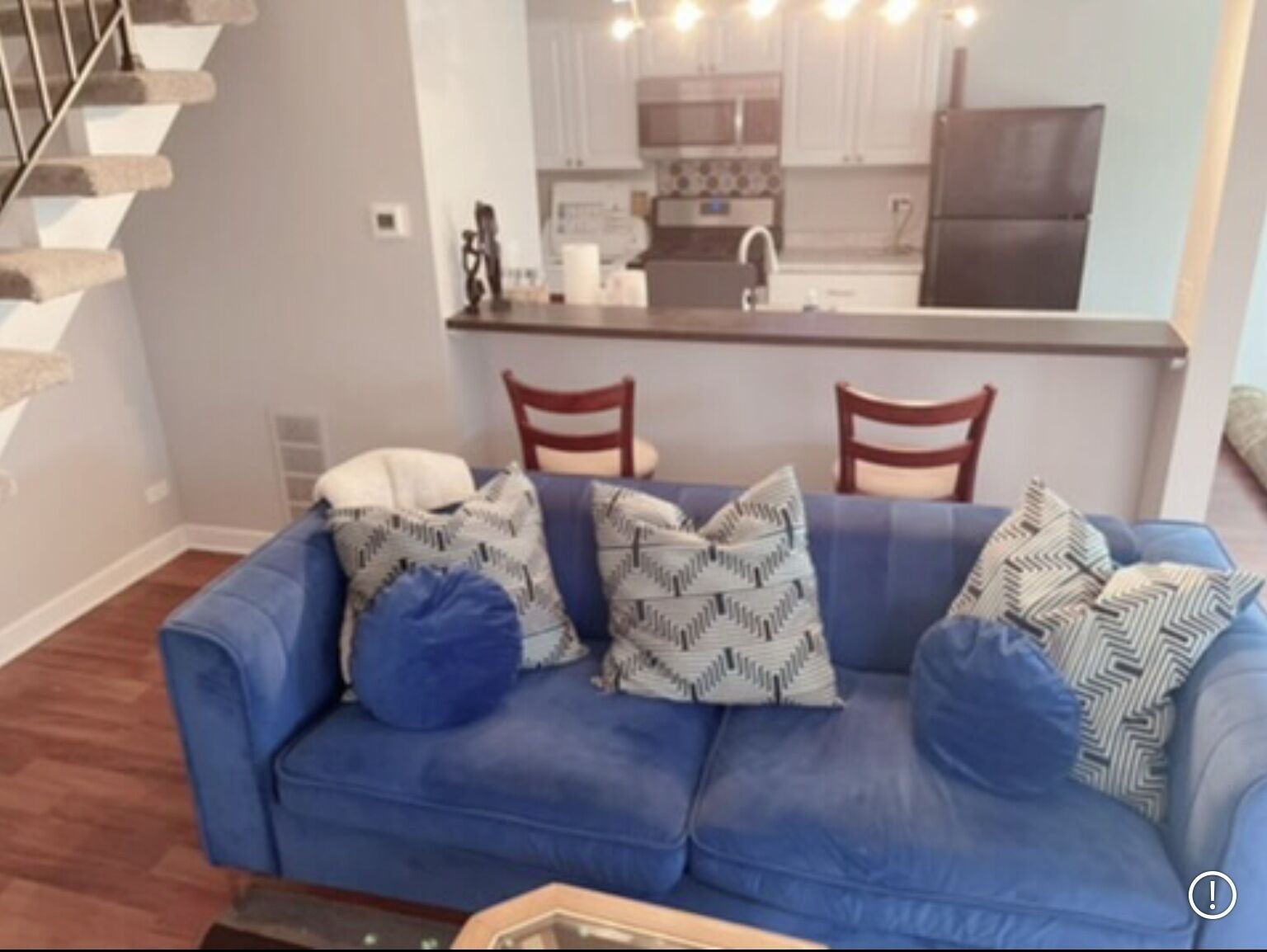 Cheerful 2 bedroom townhouse with free parking.