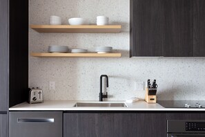 Full-size fridge, microwave, oven, coffee/tea maker - City Limits by AvantStay (Austin)