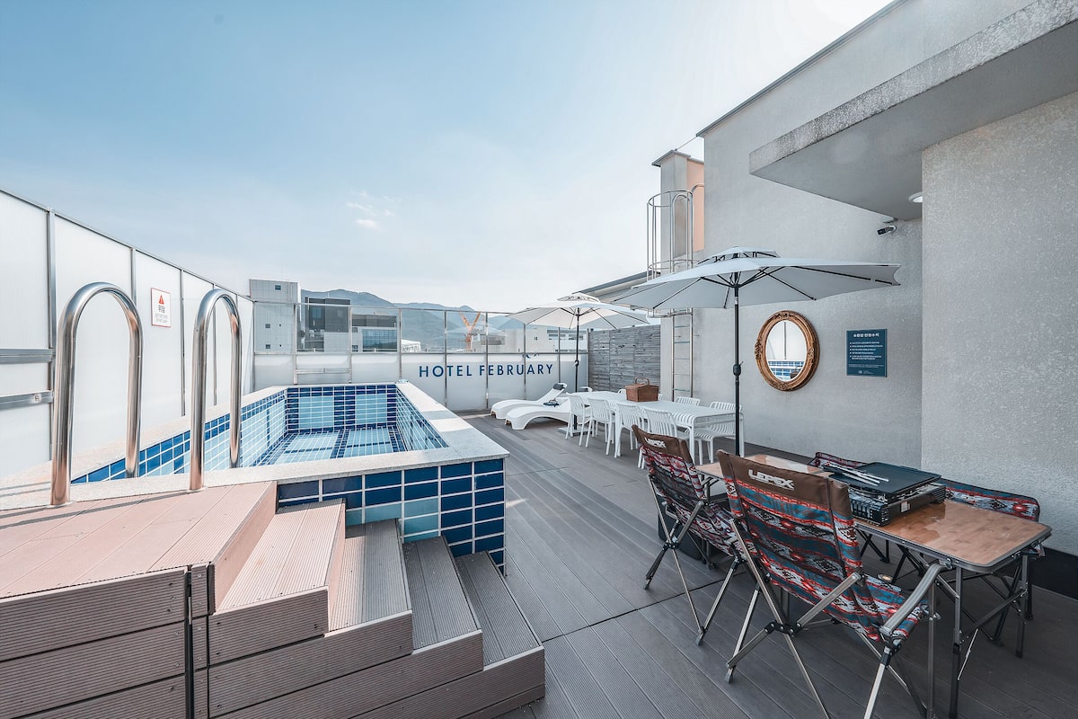 Royal Suite | Premium bedding, down duvets, individually decorated