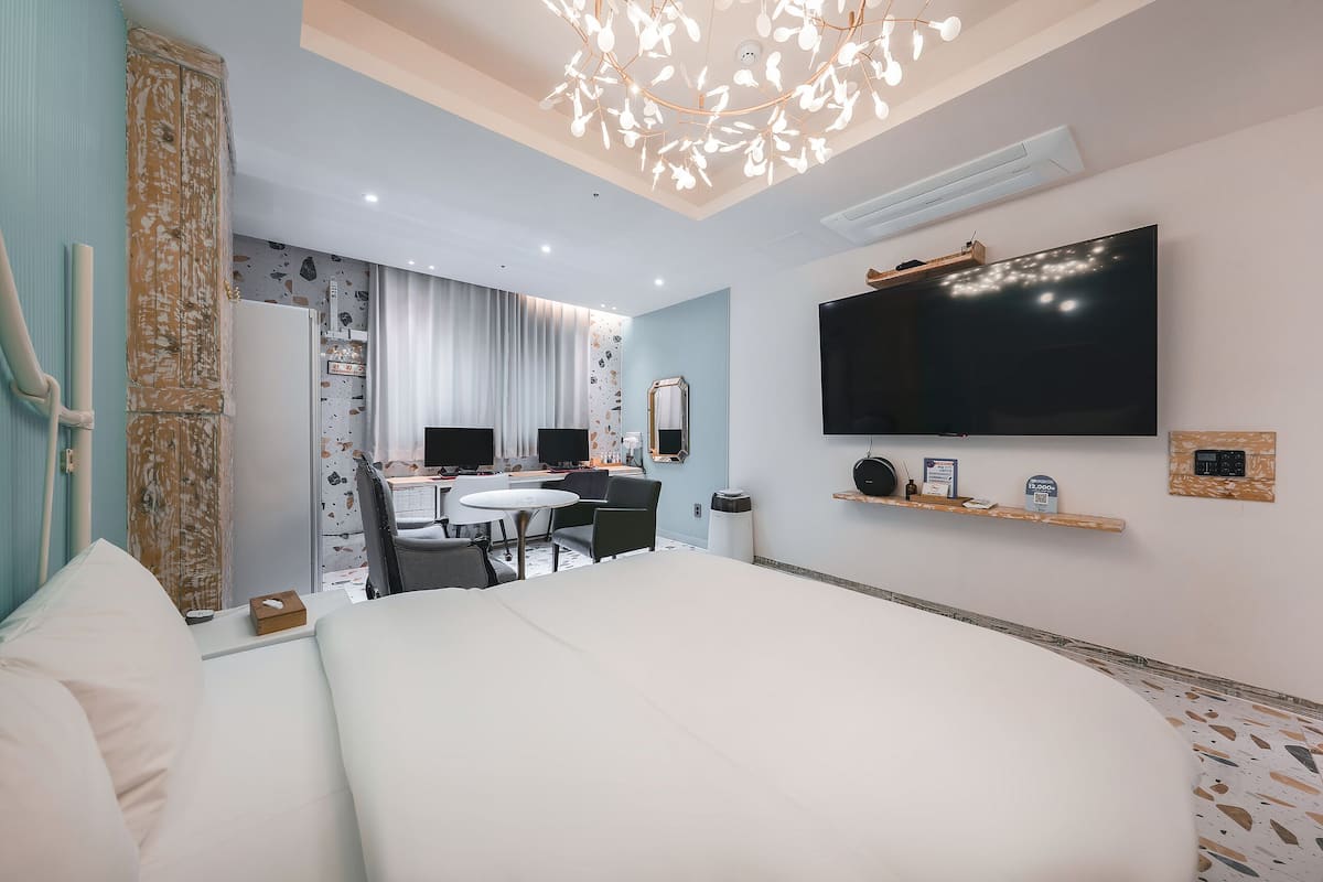 Suite 2PC | Premium bedding, down duvets, individually decorated