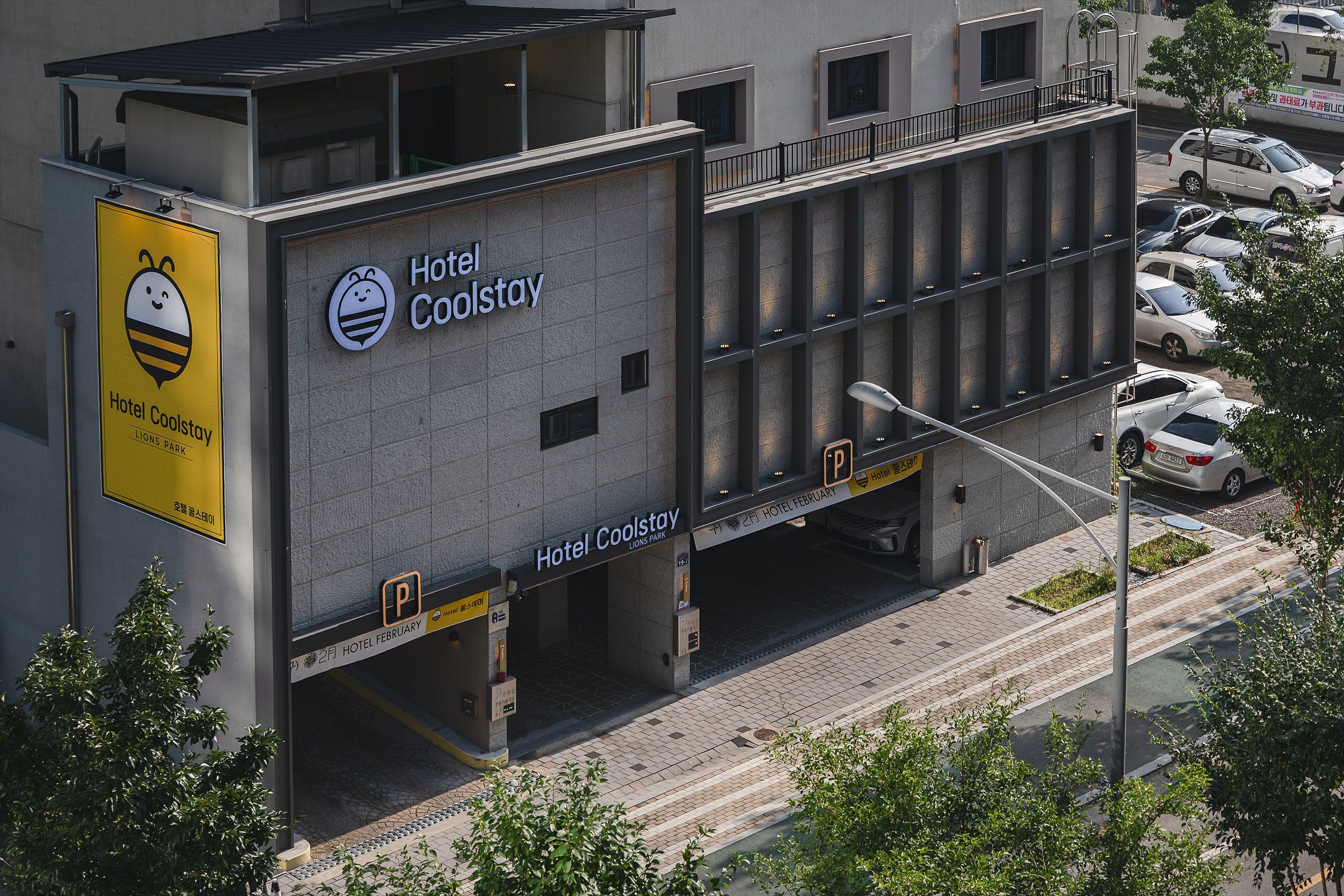 Un moderno edificio de hotel con el letrero de Hotel Coolstay.