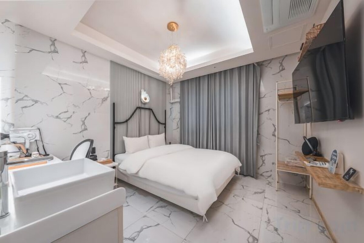 Premium bedding, down comforters, desk, laptop workspace