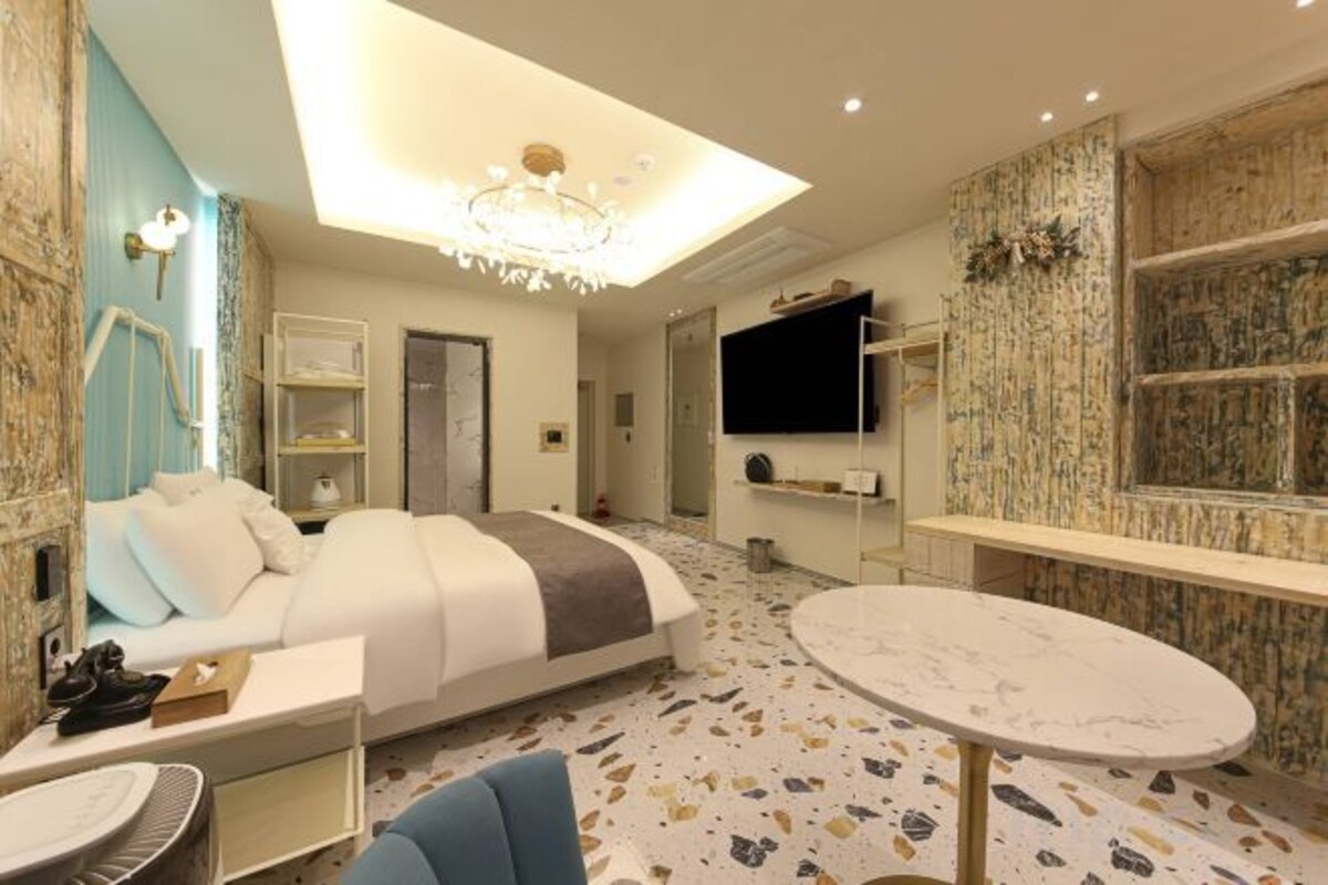 Premium bedding, down comforters, desk, laptop workspace