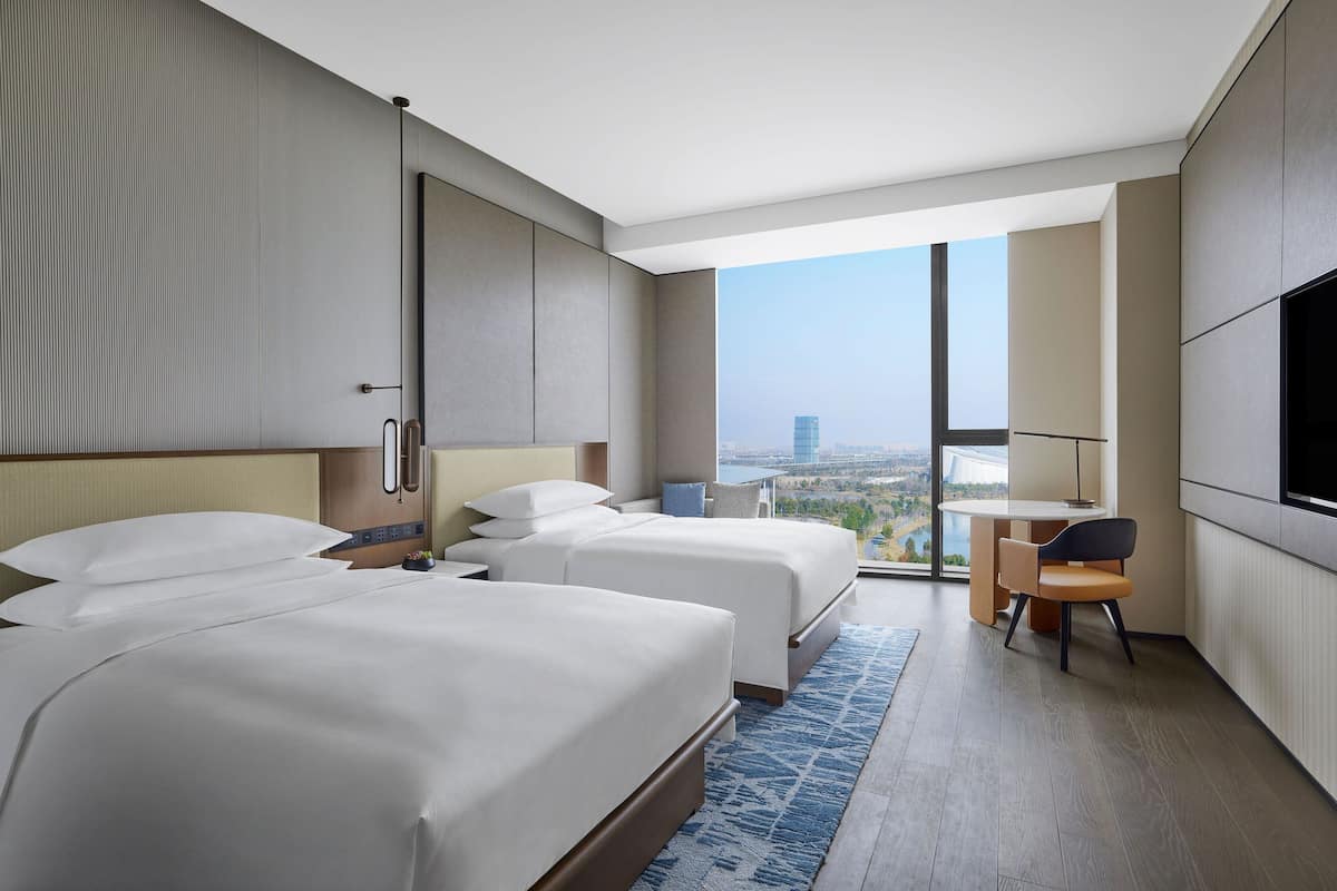 1 bedroom, premium bedding, down duvets, minibar