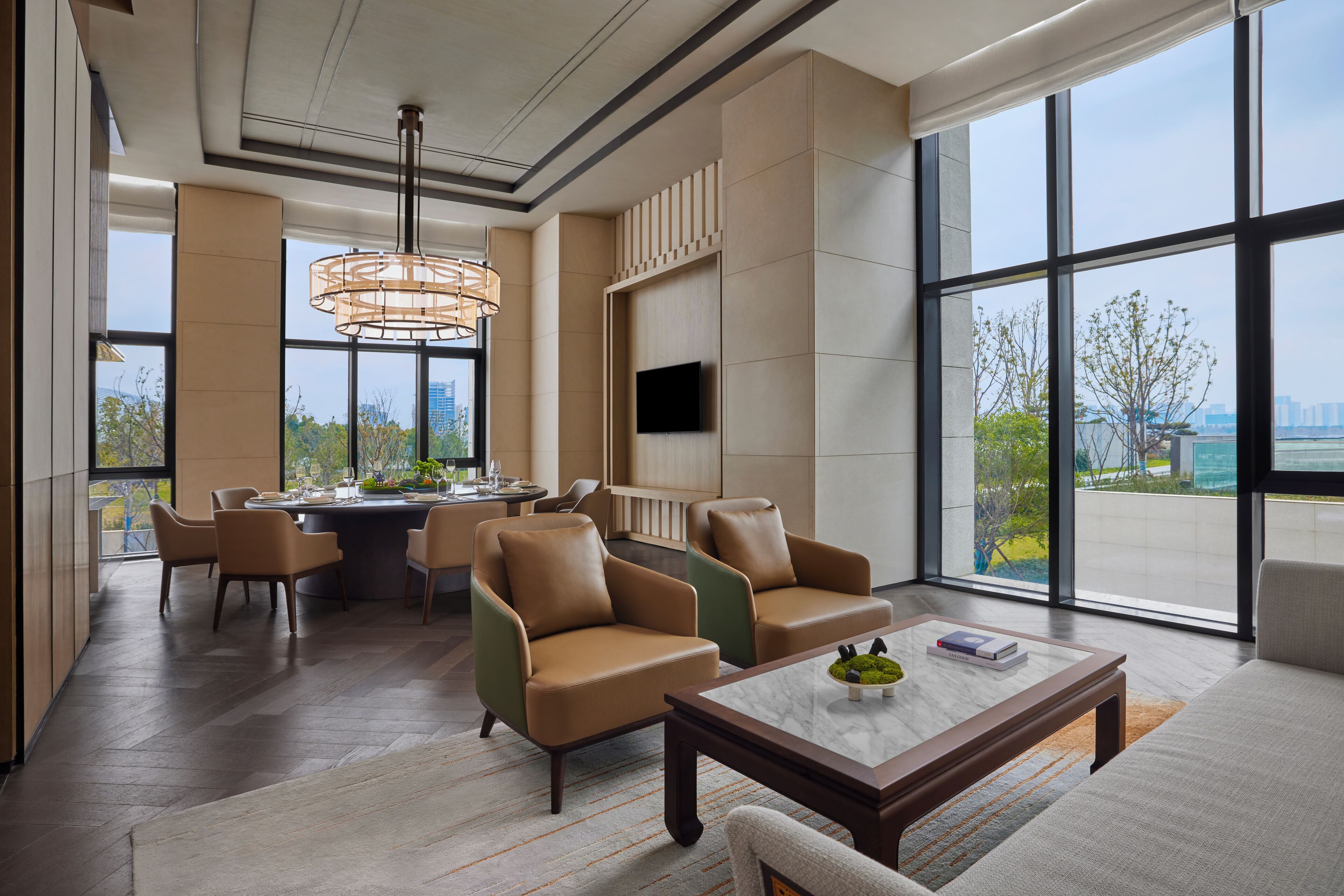 3 restaurantes; se sirve desayuno, almuerzo y cena; cocina china