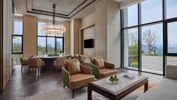 3 restaurantes; se sirve desayuno, almuerzo y cena; cocina china