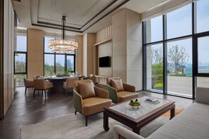 3 restaurantes; se sirve desayuno, almuerzo y cena; cocina china